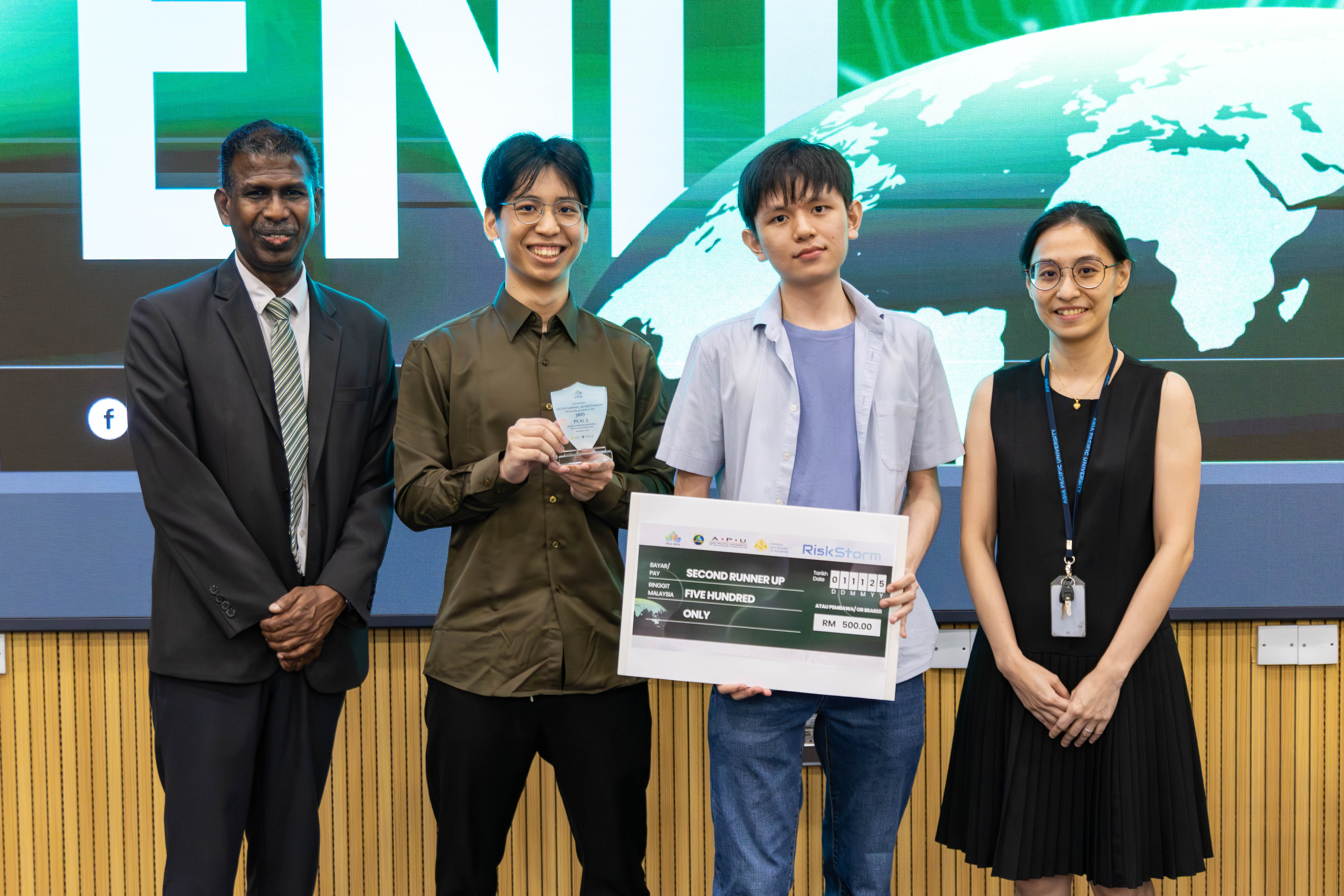 Leonard Su and his teammate receiving the RiskStorm Datathon second runner-up award
