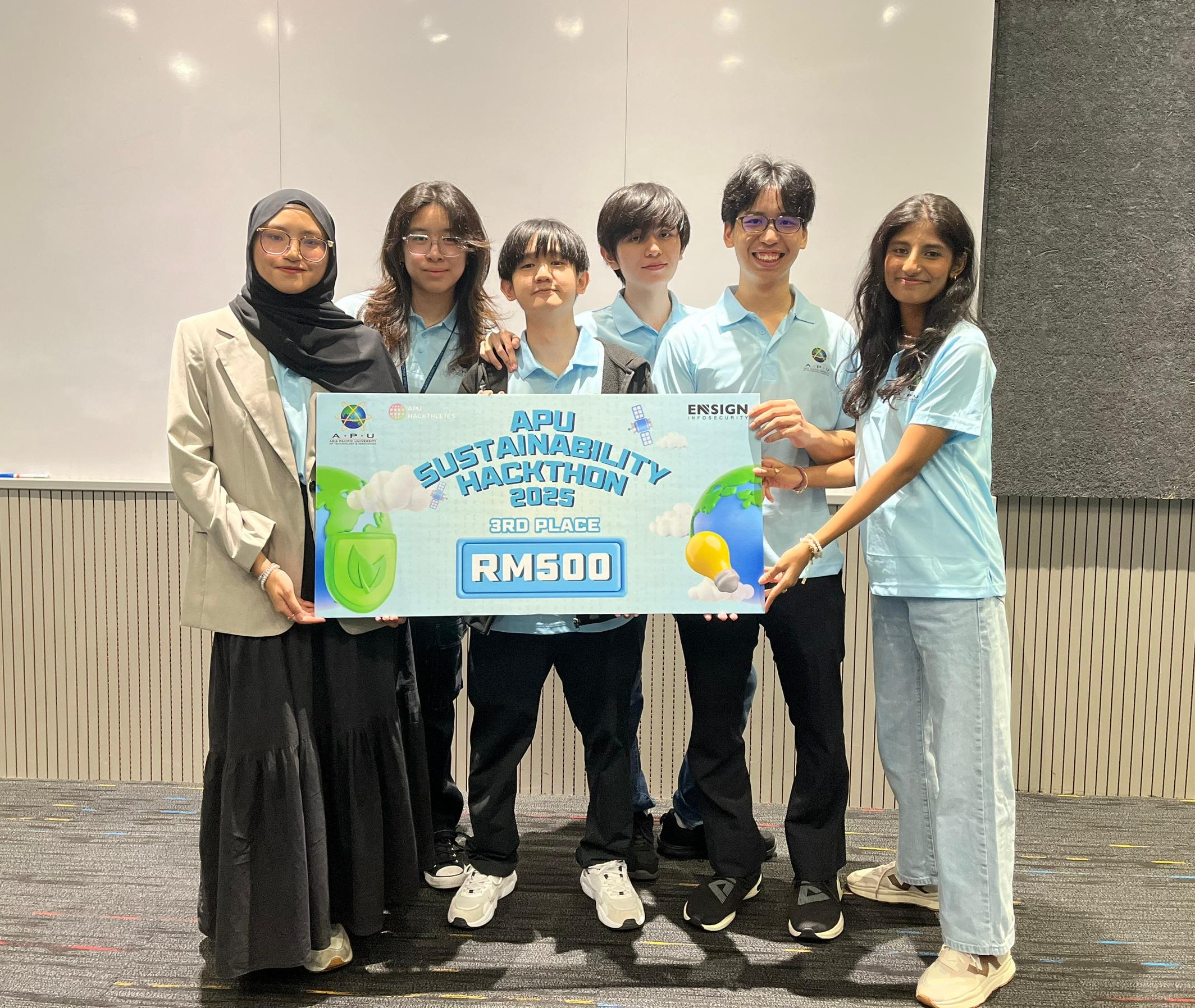 Leonard Su and his team holding their Sustainability Hackathon third-place prize